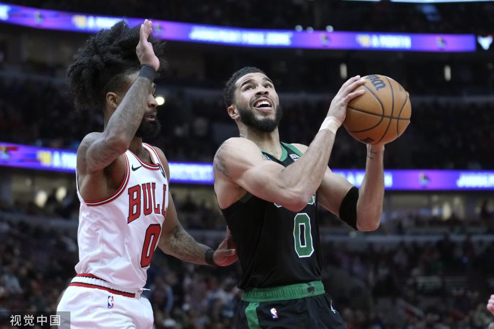 球员之间发 球员之间发